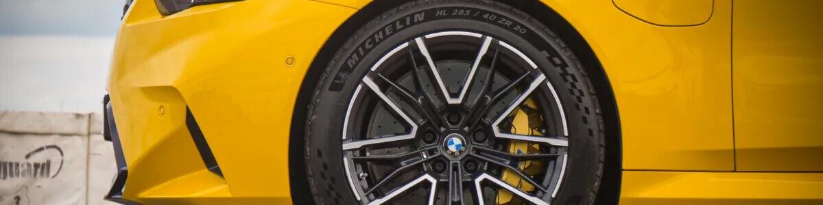 Gelber BMW mit Michelin-Reifen